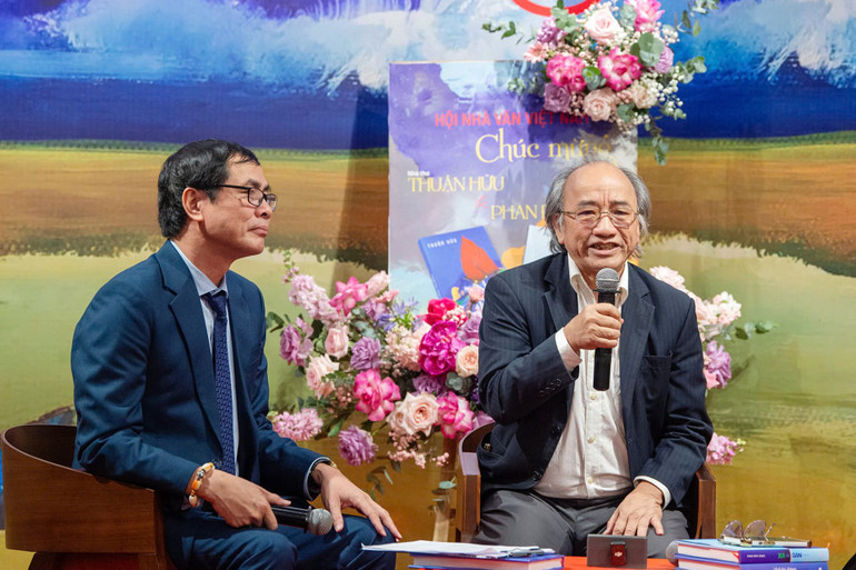 Nhà văn Phan Đức Nhạn (bên phải) chia sẻ về tập bút ký và mảnh đất quê hương anh hùng. Nhà văn Phan Đức Nhạn (bên phải) chia sẻ về tập bút ký và mảnh đất quê hương anh hùng.