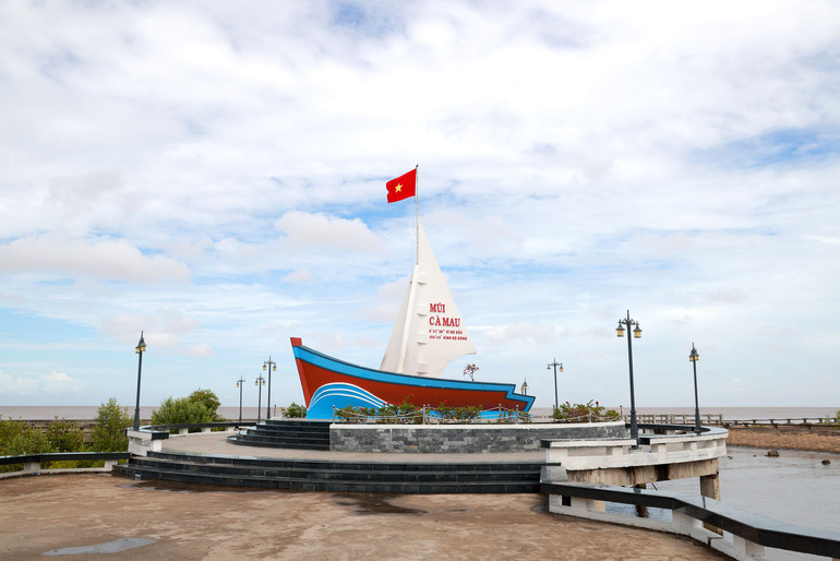 Biểu tượng con thuyền, cánh buồm nơi Mũi Cà Mau.
