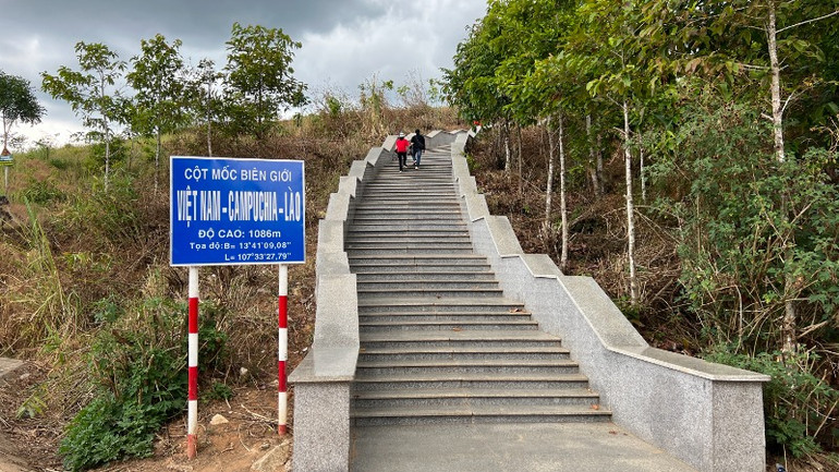 Lối lên cột mốc biên giới ba nước có 120 bậc.