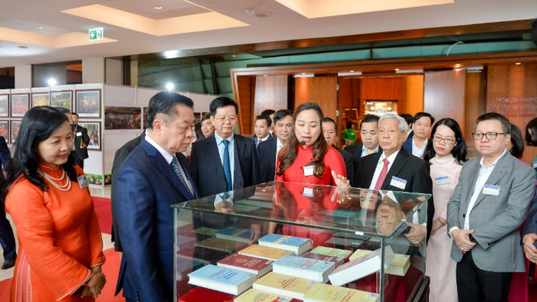 Triển lãm góp phần cổ vũ, động viên đội ngũ văn nghệ sĩ tiếp tục cống hiến. Triển lãm góp phần cổ vũ, động viên đội ngũ văn nghệ sĩ tiếp tục cống hiến.