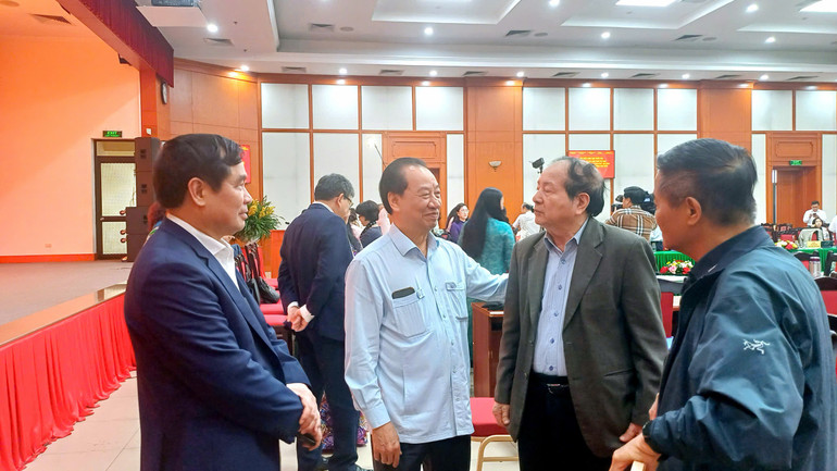 Các đại biểu trao đổi bên lề hội thảo.