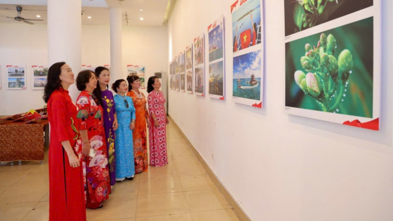 Triển lãm thu hút đông đảo khách tham quan. Triển lãm thu hút đông đảo khách tham quan.