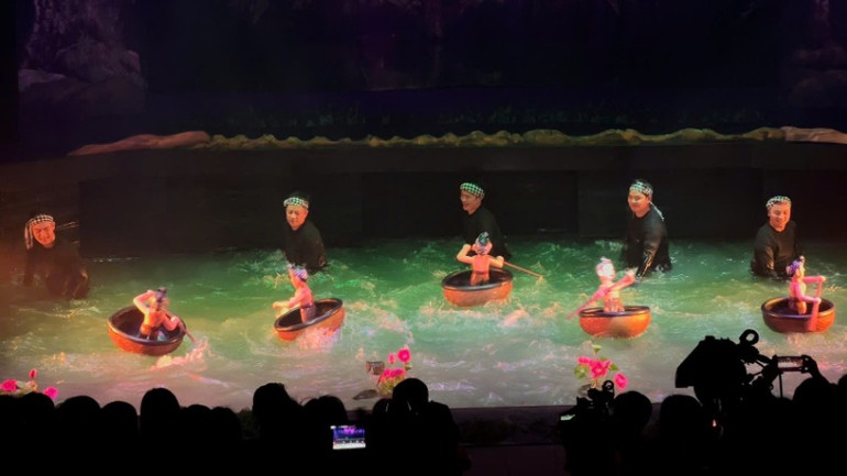 Sân khấu đầy sống động mang bản sắc dân tộc.