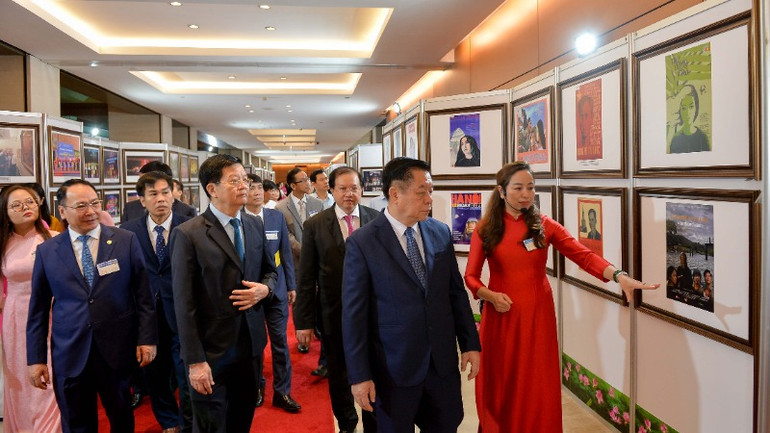 Các đại biểu tham quan triển lãm "50 năm văn học, nghệ thuật Việt Nam đồng hành với dân tộc". Các đại biểu tham quan triển lãm "50 năm văn học, nghệ thuật Việt Nam đồng hành với dân tộc".