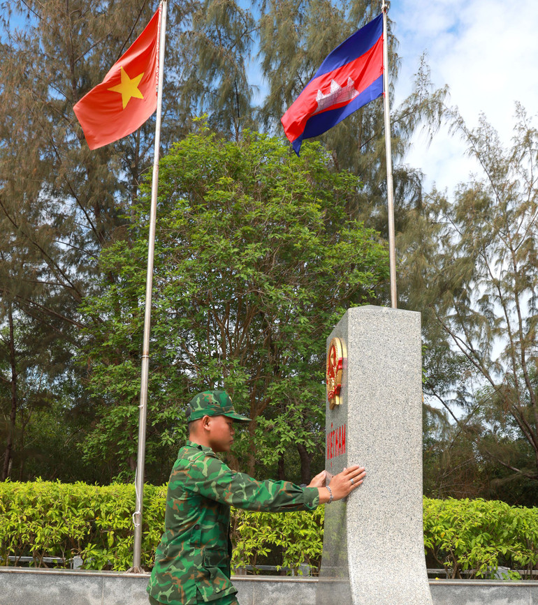 Kiểm tra cột mốc là nhiệm vụ quan trọng của bộ đội biên phòng.