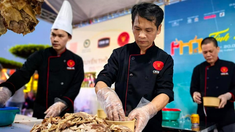 Quy trình chế biến diễn bảo đảm các yếu tố vệ sinh an toàn thực phẩm. Ảnh: Ngọc Xiêm. Quy trình chế biến diễn bảo đảm các yếu tố vệ sinh an toàn thực phẩm. Ảnh: Ngọc Xiêm.