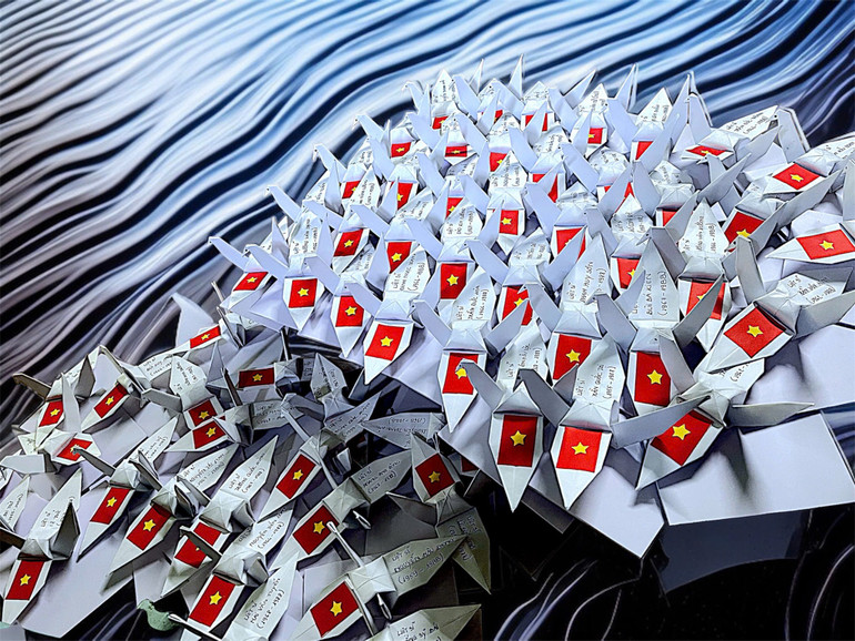 Hạc giấy luôn có trong lễ tưởng niệm các Anh hùng liệt sĩ.