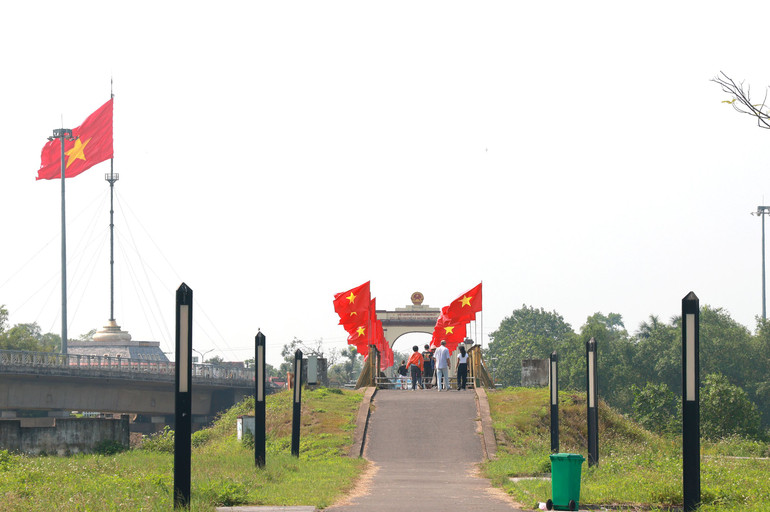 Nhân dân cả nước đều về đây để tưởng nhớ những năm tháng lịch sử. Nhân dân cả nước đều về đây để tưởng nhớ những năm tháng lịch sử.