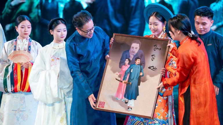 Một món quà ý nghĩa dành cho đạo diễn và ê-kíp phim.