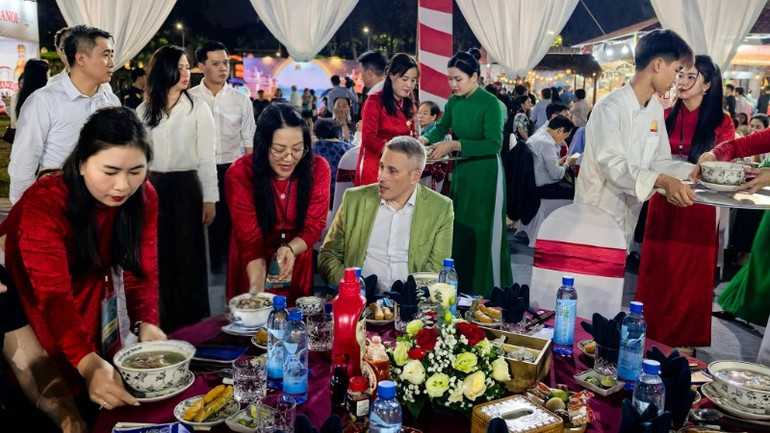 Các vị khách thưởng thức phở với nhiều ấn tượng. Ảnh: Ngọc Xiêm. Các vị khách thưởng thức phở với nhiều ấn tượng. Ảnh: Ngọc Xiêm.