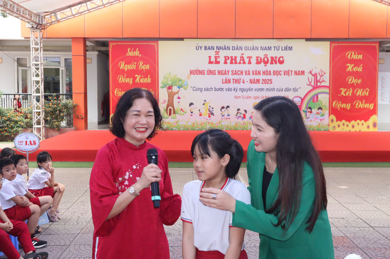 Nhà giáo Nguyễn Thị Lan Phương (bên trái), Hiệu trưởng trường tiểu học Phú Đô giao lưu cùng diễn giả và học sinh. Nhà giáo Nguyễn Thị Lan Phương (bên trái), Hiệu trưởng trường tiểu học Phú Đô giao lưu cùng diễn giả và học sinh.