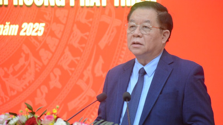 Đồng chí Nguyễn Trọng Nghĩa phát biểu tại hội thảo khoa học.