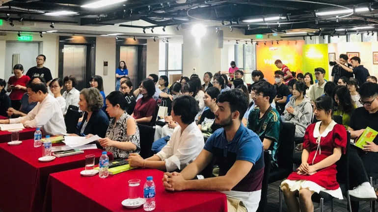 Đông đảo khách mời và bạn đọc có mặt tại buổi giao lưu, ra mắt sách.