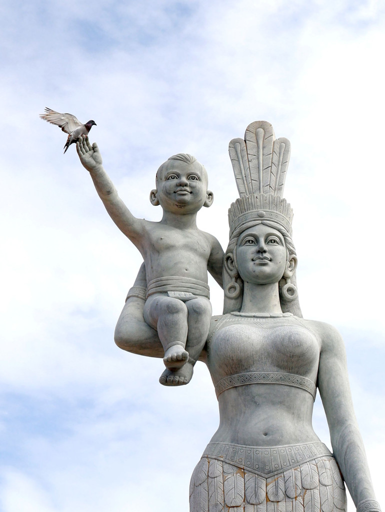 Khoảnh khắc tình cờ mà tuyệt diệu của khi cánh chim sà xuống tượng đài.