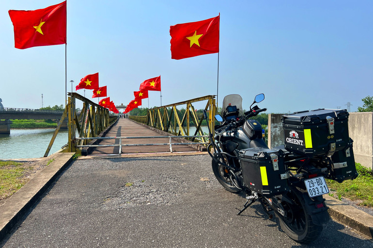 Nhiều du khách đã vượt chặng đường xa xôi với trải nghiệm bằng xe máy để tận mắt chiêm ngưỡng vẻ đẹp của Đôi bờ Hiền Lương-Bến Hải. Nhiều du khách đã vượt chặng đường xa xôi với trải nghiệm bằng xe máy để tận mắt chiêm ngưỡng vẻ đẹp của Đôi bờ Hiền Lương-Bến Hải.