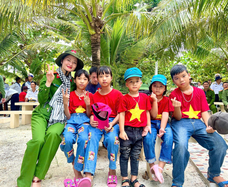 Khoảnh khắc đáng nhớ của đại biểu lên thăm đảo.