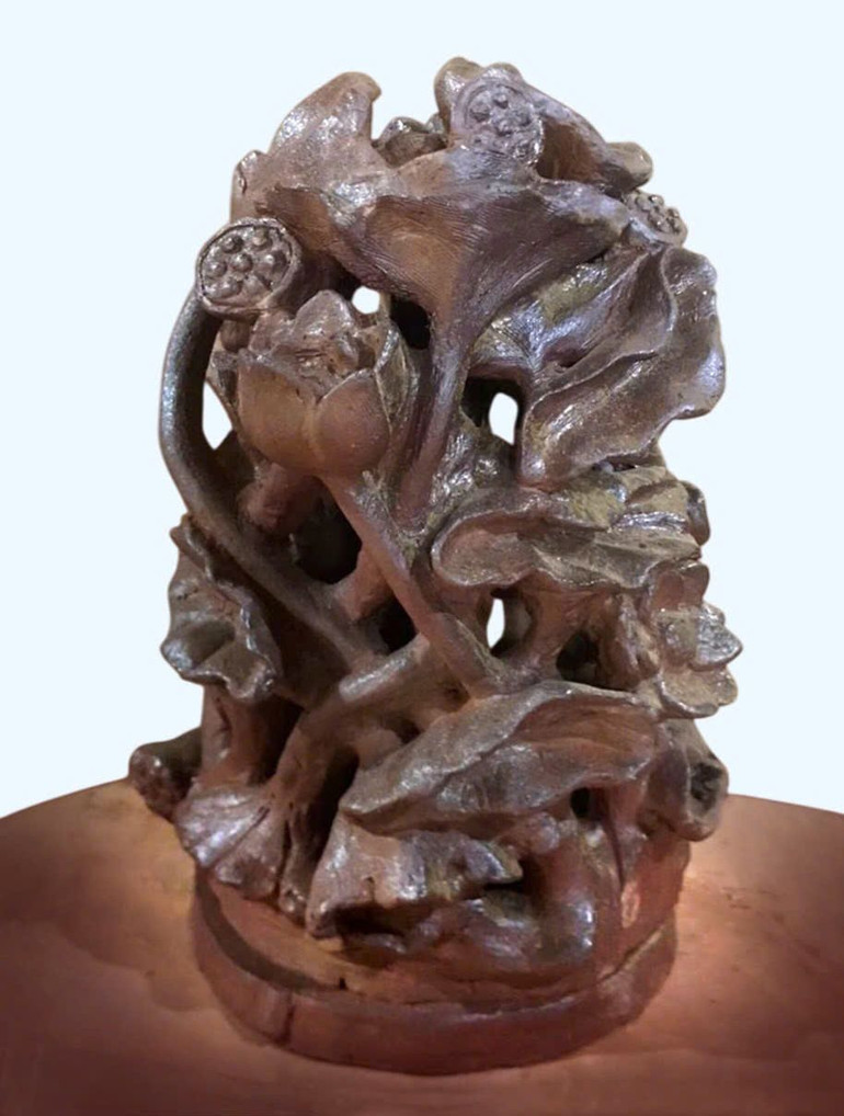 "Đèn hoa sen", chất liệu gốm Phù Lãng.