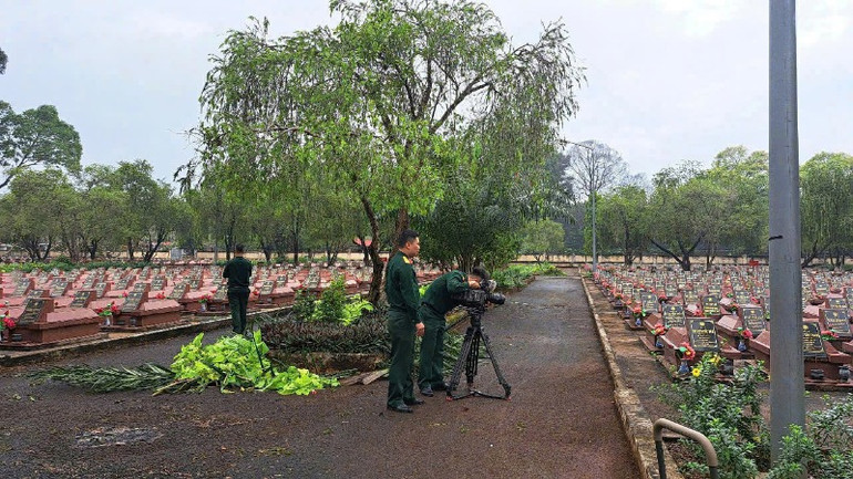 Các nghệ sĩ-chiến sĩ đã có nhiều khoảnh khắc xúc động khi ghi hình. Các nghệ sĩ-chiến sĩ đã có nhiều khoảnh khắc xúc động khi ghi hình.