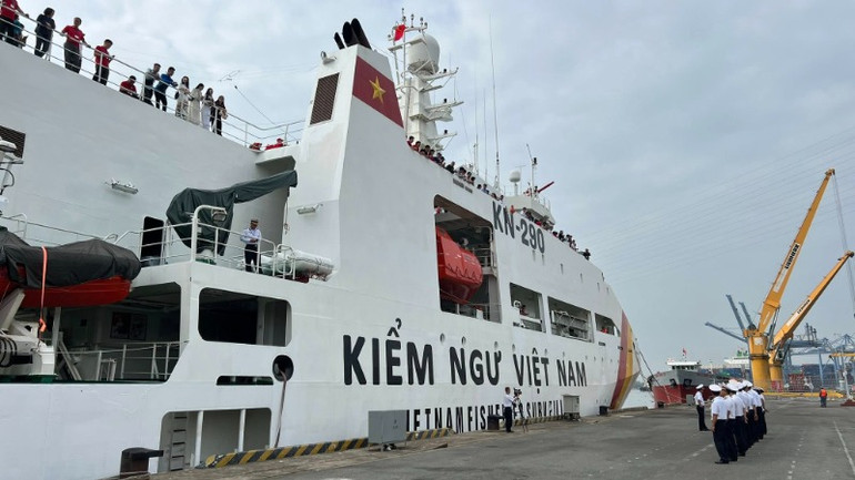 Và những chuyến tàu vẫn rẽ sóng ra khơi.