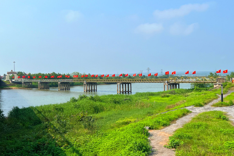 Trong ánh nắng cuối mùa xuân, đầu mùa hè, cảnh sắc bừng lên sức sống. Trong ánh nắng cuối mùa xuân, đầu mùa hè, cảnh sắc bừng lên sức sống.