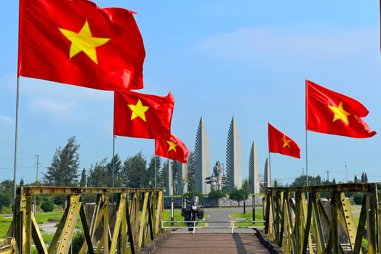 Đôi bờ đã hòa chung niềm vui thống nhất. Đôi bờ đã hòa chung niềm vui thống nhất.