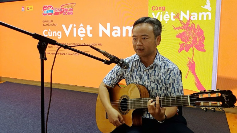 Tiến sĩ ngôn ngữ Đỗ Anh Vũ trong phần giao lưu thơ-nhạc.