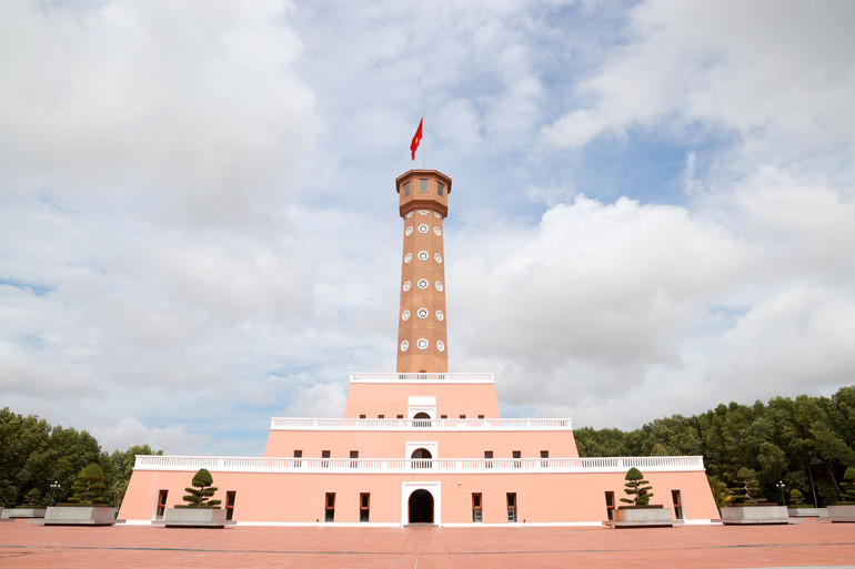 Cột cờ Tổ quốc trong vẻ đẹp uy nghiêm, khoáng đạt.