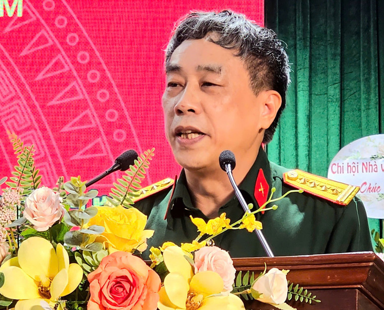 Đại tá, nhà thơ Nguyễn Bình Phương phát biểu khai mạc hội thảo.