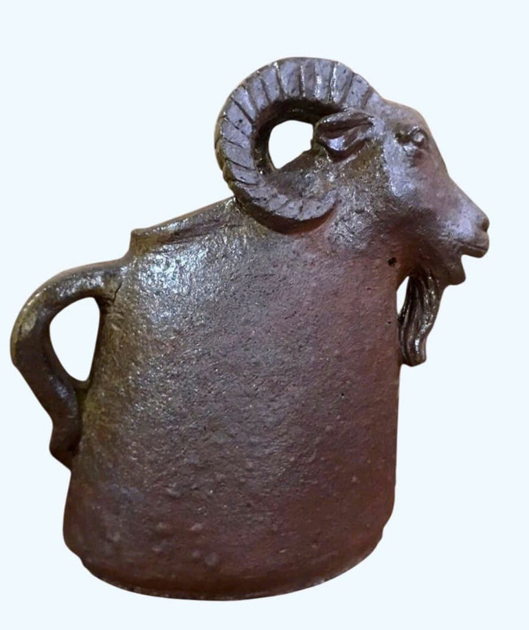 "Bình con dê", chất liệu đất nung.