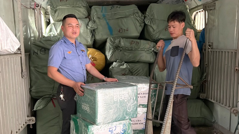 Sắp xếp, phân loại hàng quà là công việc không đơn giản.