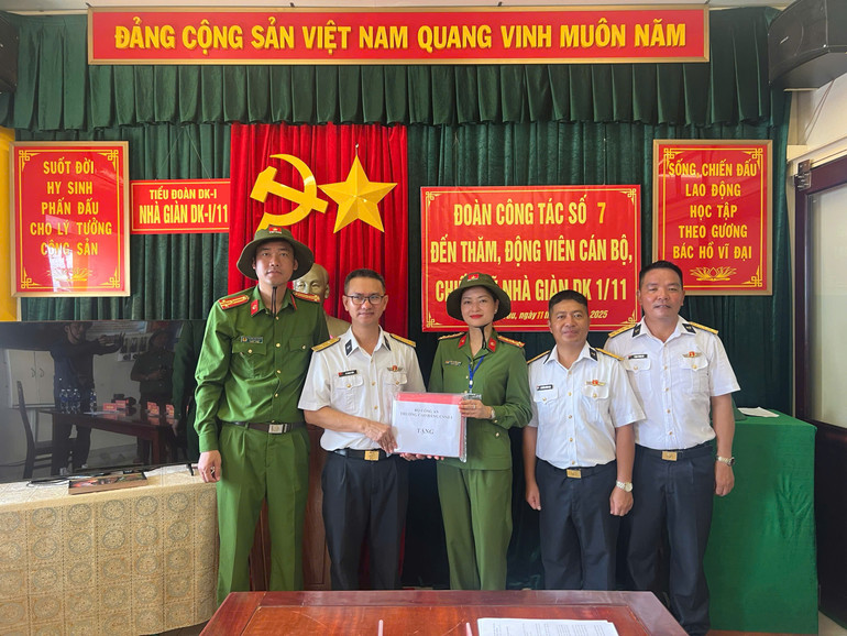 Đại diện đoàn công tác Trường cao đẳng Cảnh sát nhân dân I tặng quà bộ đội Hải quân.