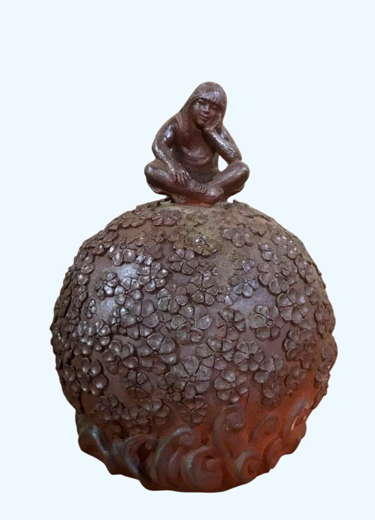 "Ước mơ hoa", chất liệu đất nung.