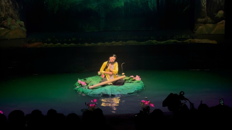 Biểu tượng hoa sen xuất hiện trong vở rối.