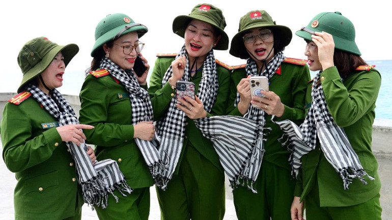 Khoảnh khắc đong đầy cảm xúc của các nữ cán bộ cảnh sát nhân dân.