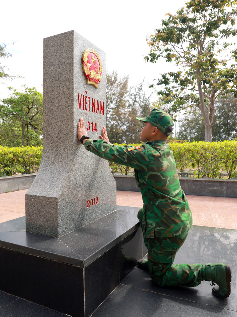 Với mỗi người lính, đây là khoảnh khắc vô cùng xúc động trong nhiệm vụ tuần tra.