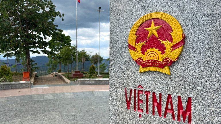 Quốc huy và tên đất nước ta hiện lên trang trọng.