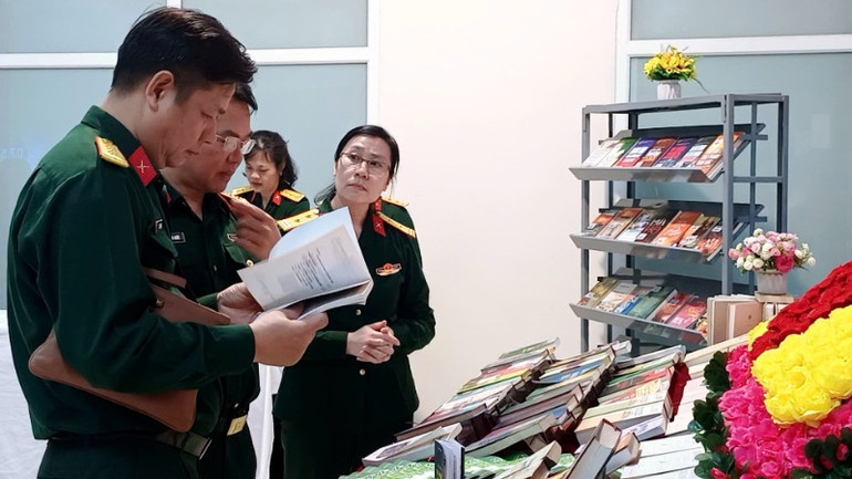Các đại biểu tham quan khu vực trưng bày sách của Thư viện Quân đội.
