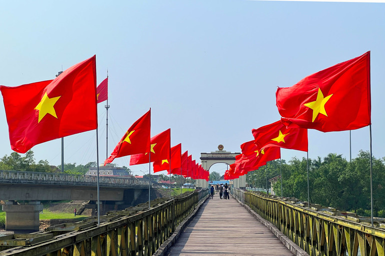 Nhiều du khách ước mong được một lần bước trên cầu Hiền Lương - chứng tích quan trọng của lịch sử dân tộc. Nhiều du khách ước mong được một lần bước trên cầu Hiền Lương - chứng tích quan trọng của lịch sử dân tộc.