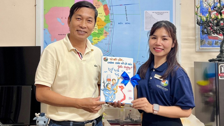 Cô giáo Phạm Thị Hồng Lý thay mặt các em học sinh tặng thư, thiếp cho bộ đội.