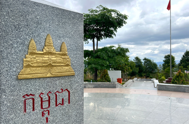 Quốc huy của Campuchia trên cột mốc biên giới.