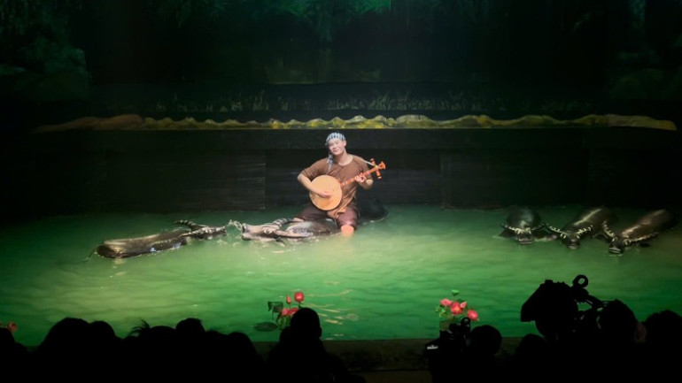 Hình ảnh làng quê Việt Nam đậm nét trong từng cảnh diễn.