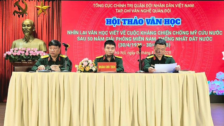 Đoàn Chủ tịch hội thảo khoa học.