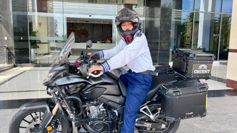 Bộ đội Hải quân thử trải nghiệm với xe mô-tô.