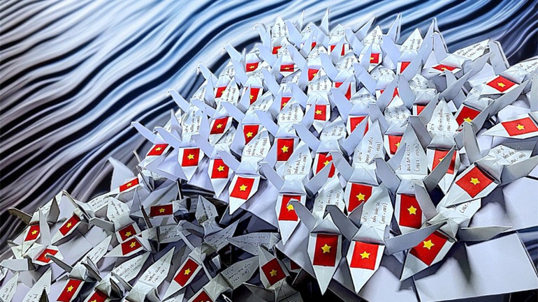 Hạc giấy thả trong Lễ tưởng niệm các Anh hùng liệt sĩ do chị Thùy Dương gấp và gửi theo đoàn công tác.