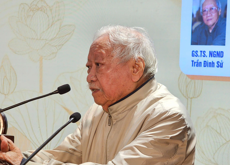 Giáo sư, Tiến sĩ Trần Đình Sử trình bày tham luận về "Nỗi buồn chiến tranh" của Bảo Ninh.