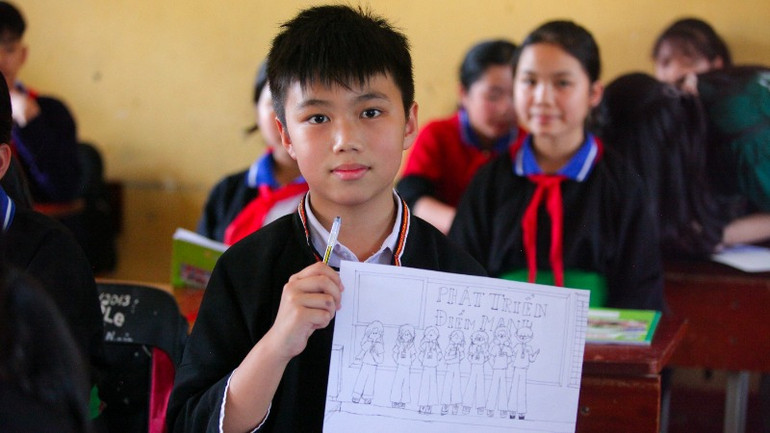 Một em học sinh hào hứng với nội dung về Phát triển điểm mạnh.