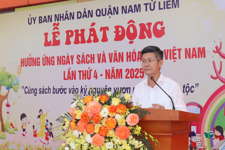 Đồng chí Bùi Ngọc Kính, Trưởng phòng Giáo dục và Đào tạo quận Nam Từ Liêm phát biểu tại buổi lễ. Đồng chí Bùi Ngọc Kính, Trưởng phòng Giáo dục và Đào tạo quận Nam Từ Liêm phát biểu tại buổi lễ.