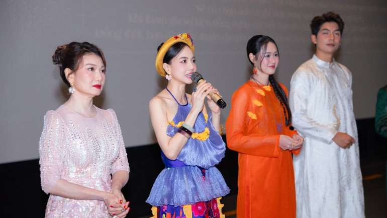 Diễn viên, nhà sản xuất Đinh Ngọc Diệp (thứ hai từ trái qua) chia sẻ về tâm huyết dành cho bộ phim. Diễn viên, nhà sản xuất Đinh Ngọc Diệp (thứ hai từ trái qua) chia sẻ về tâm huyết dành cho bộ phim.