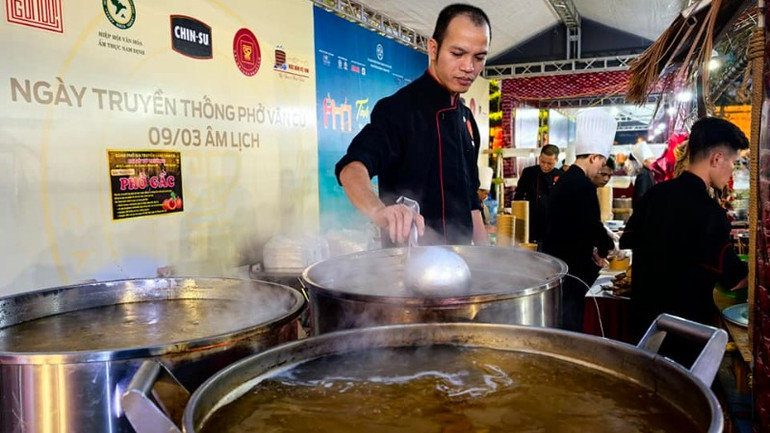Mỗi vùng miền, mỗi thương hiệu có một bí quyết riêng về nước dùng. Ảnh: Ngọc Xiêm. Mỗi vùng miền, mỗi thương hiệu có một bí quyết riêng về nước dùng. Ảnh: Ngọc Xiêm.