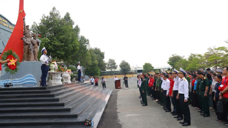 Các đoàn công tác trang nghiêm trong phút giây tưởng niệm các Anh hùng liệt sĩ.